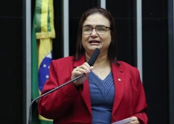 Deputada Rosa Neide: Em defesa da vida e dos direitos das mulheres do Brasil e do mundo