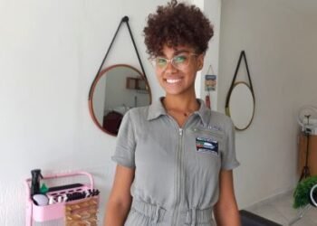 Jovem trancista abre salão para resgatar a ancestralidade afro