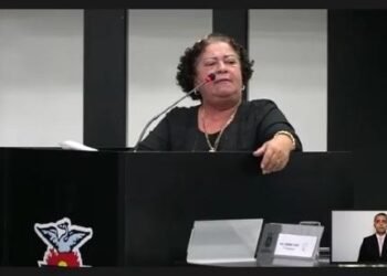 Vereadora pede educação e reclama de conversas paralelas de Dilemário e Michelly