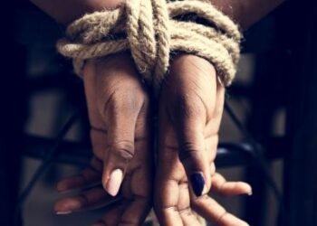 Mulher é torturada por 4 horas dentro da própria casa para fornecer a senha do cartão