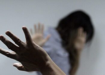 Homem agride mulher e filha após criança passar maquiagem