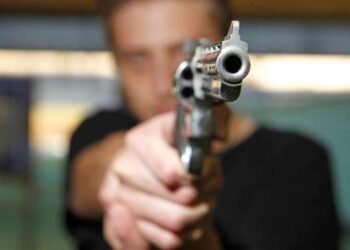 Adolescente de 15 anos é baleada na perna pelo namorado