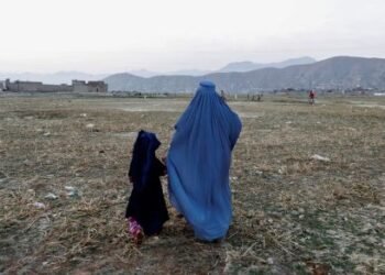 Taliban ordena que mulheres afegãs voltem a cobrir o rosto