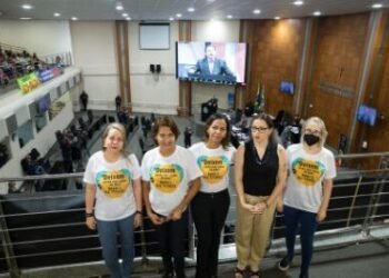 Mães servidoras de filhos com deficiência lutam por redução de jornada