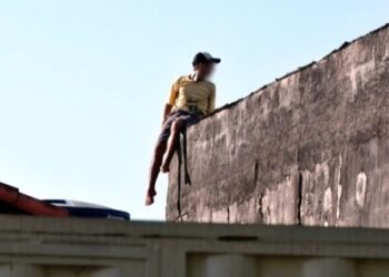 Jovem bate em mulher grávida e quase esfaqueia própria mãe em MT