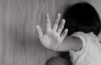 Mãe deixa celular gravando e flagra filha de 5 anos sendo estuprada por padrasto