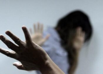 Mulher nega sexo com o marido e acaba espancada na frente das filhas