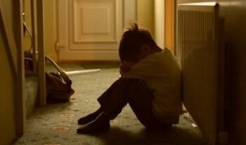 Mãe flagra mensagens de professor assediando aluno de 12 anos em MT