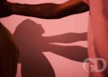 Bêbado, homem agride esposa brutalmente com murros e chutes