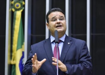 Comissão aprova previsão de que polícia apreenda arma de agressor de mulher preso em flagrante