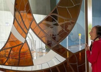 Aos 94 anos, morre a vitralista Marianne Peretti