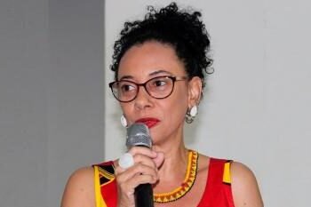 Parlamentares prestam solidariedade a professora atacada por bolsonarista