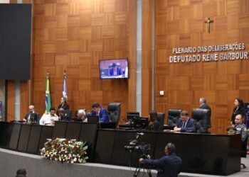 Governador de MT veta projeto que pune casos de assédio moral no serviço público