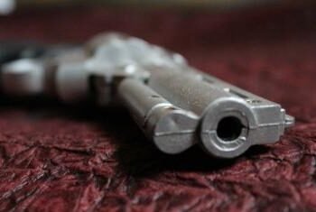 Homem não aceita o fim e atira em direção da ex-mulher e atual