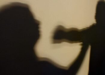 Homem espanca namorada, arranca mega hair da vítima e é preso pela PM