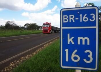 Moradora de rua morre atropelada por caminhão na BR-163