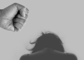 Homem agride esposa grávida, arrasta vítima e quebra celular