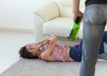 Homem chega embriagado em casa e dá soco na esposa