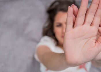 Homem não aceita rejeição e agride mulher em matagal