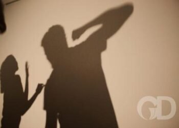 Homem bate na ex-namorada, foge da polícia e é preso em distribuidora