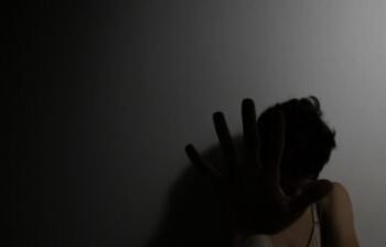 Homem é preso por abusar sexualmente da sobrinha de 11 anos enquanto a mãe trabalhava