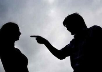 Mulher tenta enfiar nota fiscal de compra na boca de marido durante briga