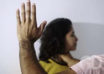 Bebê cai do colo da mãe durante agressão do marido; as duas ficaram feridas