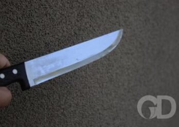 Com ciúmes, mulher esfaqueia namorada dentro de casa e foge