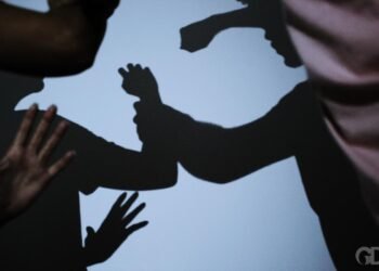 Homem agride ex-namorada com socos e tijolada nas costas