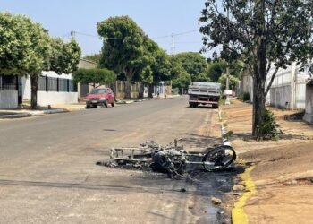 Homem esfaqueia vizinho e queima moto por ciúmes da esposa