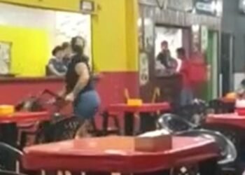 Mulher surta em lanchonete, destrói o lugar e ofende funcionárias: “Negrinhas fedidas”