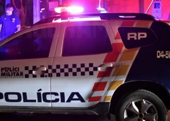 Marido ouve estopim e encontra policial militar morta na área de casa