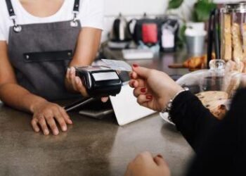 Mulher chama atendente de loja de “macaca” e vai presa em MT