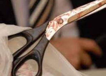 Mulher não aceita reatar namoro e leva tesouradas no pescoço e braço