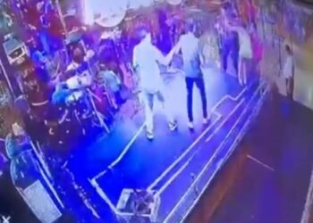 Vídeo – Policial atira em bar após namorada abraçar cantor sertanejo