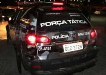 Mulher tenta pular de caminhonete em movimento após discussão com marido