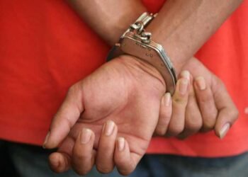 Embriagado, homem acusa esposa de ter caso com o filho