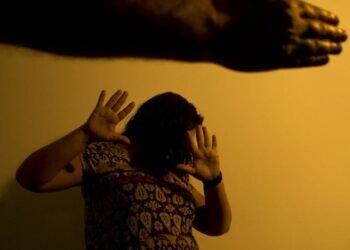 Homem é preso após espancar esposa na frente dos 3 filhos