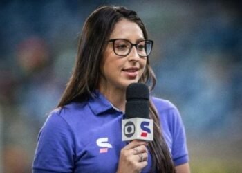 Repórter faz história e se torna primeira mulher a narrar jogo de futebol em MT