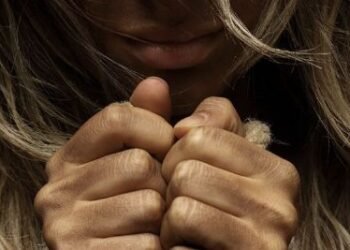 Marido agride e abandona esposa às margens de rodovia