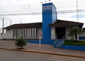 Homem persegue mulher por ruas fazendo ameaças e tenta atropelar policial dentro do Batalhão