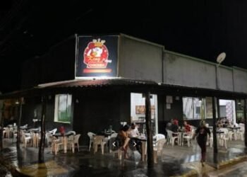 Homem passa em bar, atira e tenta matar atual namorado da ex