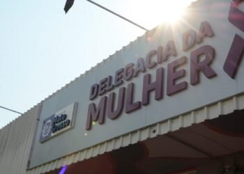 Advogado é preso em flagrante após espancar a ex-esposa e esfaquear a amiga dela em apartamento