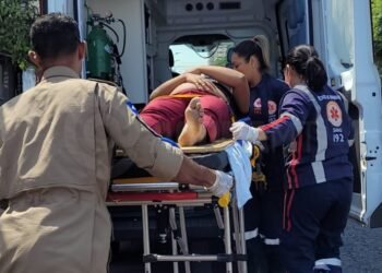 Gestante de 6 meses fica ferida após motorista invadir preferencial e provocar acidente