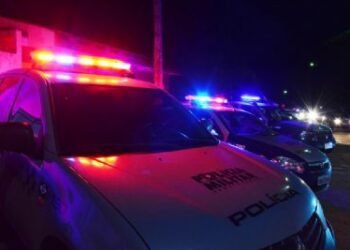 Suspeito armado ameaça ex-namorada, tenta fugir e bate em viatura da polícia