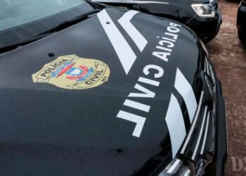 MARIDO RACHA CABEÇA DA MULHER COM PAU E FACA