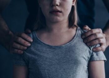 Avô é denunciado por abusar da neta de 9 anos e ameaçá-la de morte