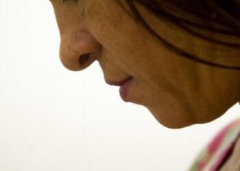 Mulher denuncia marido após ser agredida com martelada no rosto