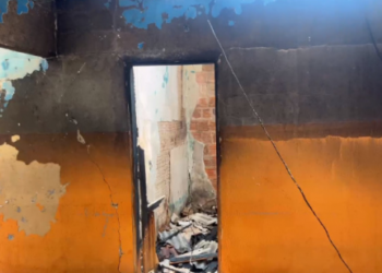 Por ciúmes, homem coloca fogo na casa e rasga cesta básicas de esposa