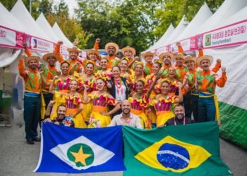 Madrinha do Flor Ribeirinha, primeira-dama de MT comemora o quarto título mundial do grupo folclórico